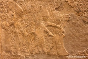 منحوتة حجرية آشورية تعود إلى القرن السادس قبل الميلاد تصوّر قطع رأس